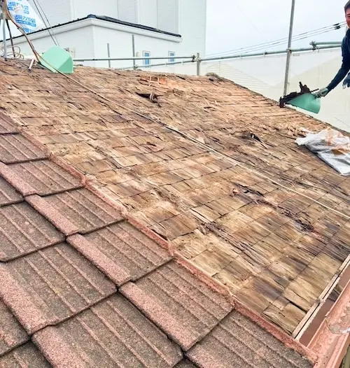 確かな手つきで、屋根材を丁寧に敷き詰める職人。