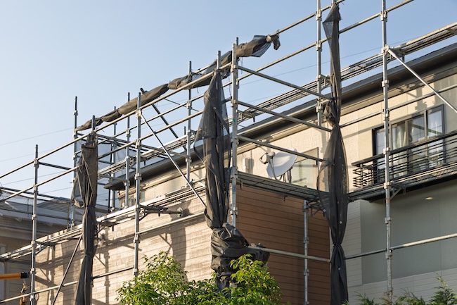 住宅の外壁塗装のための足場とネット